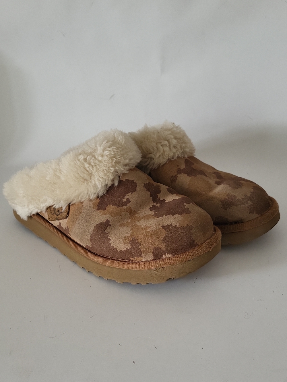 UGG Cluggette Jagged Camo Sheepskin Slipper Chestnut Brown Size 7